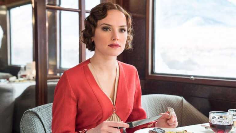 Daisy Ridley riguarda la scena della sala del trono de Gli Ultimi Jedi Daisy Ridley riguarda la scena della sala del trono de Gli Ultimi Jedi