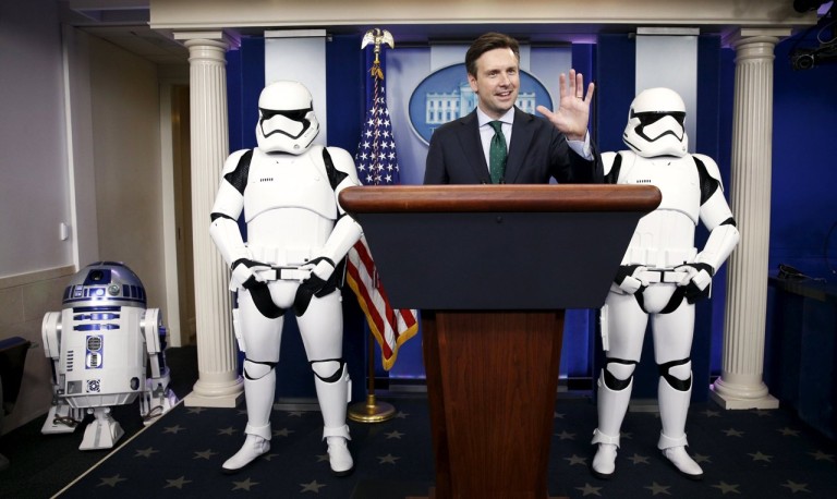 Star Wars: il portavoce della Casa Bianca con le truppe dell’Impero – VIDEO Star Wars: il portavoce della Casa Bianca con le truppe dell’Impero – VIDEO