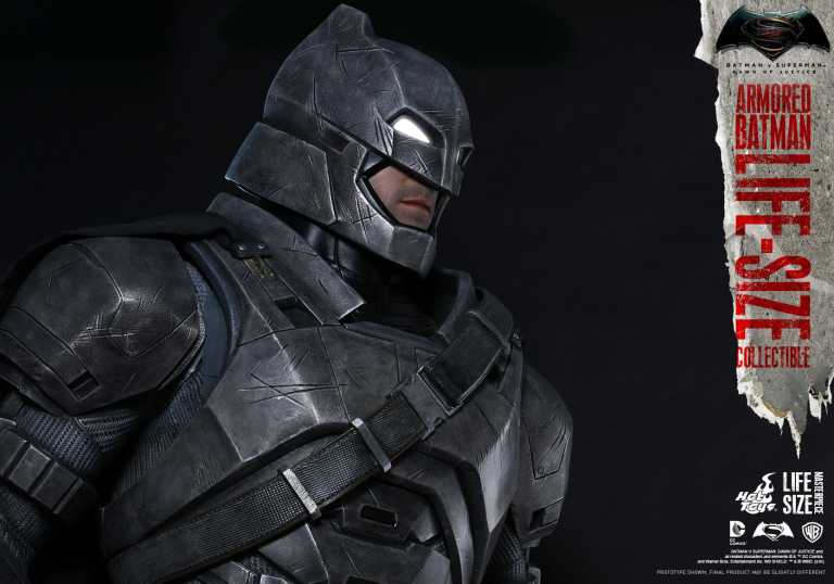 Batman v Superman: la statua a grandezza naturale di Batman in armatura Batman v Superman: la statua a grandezza naturale di Batman in armatura
