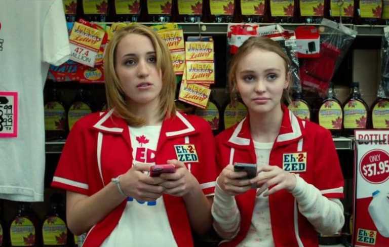 Yoga Hosers: Harley Quinn Smith e Lily Rose Depp nel poster Yoga Hosers: Harley Quinn Smith e Lily Rose Depp nel poster