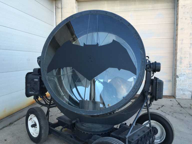 Batman v Superman: il Bat-Segnale del film è in vendita su eBay! Batman v Superman: il Bat-Segnale del film è in vendita su eBay!