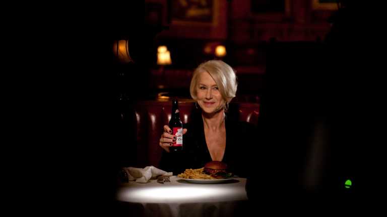 Super Bowl 50: Helen Mirren nell spot della Budweiser Super Bowl 50: Helen Mirren nell spot della Budweiser