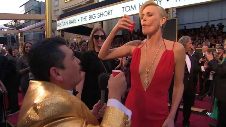 Oscar 2016: le star bevono tequila sul red carpet con Guillermo Oscar 2016: le star bevono tequila sul red carpet con Guillermo