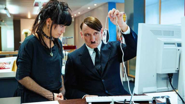 Lui è tornato recensione del film con Oliver Masucci Lui è tornato recensione del film con Oliver Masucci