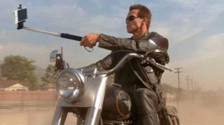 Selfie Stick al posto delle pistole al cinema – foto Selfie Stick al posto delle pistole al cinema – foto
