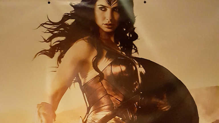 Wonder Woman: primo poster fotografato al Licensing Expo 2016 Wonder Woman: primo poster fotografato al Licensing Expo 2016