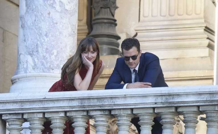 Cinquanta Sfumature: bagno di folla sul set per i protagonisti a Parigi Cinquanta Sfumature: bagno di folla sul set per i protagonisti a Parigi
