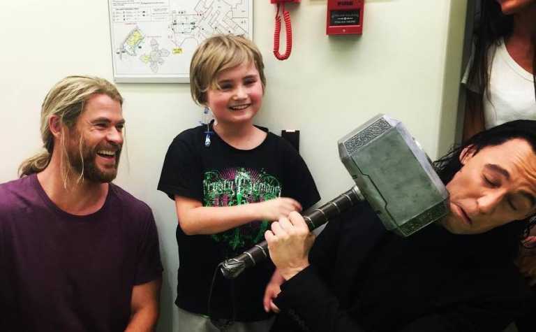 Thor Ragnarok: Chris Hemsworth e Tom Hiddleston in visita all’ospedale pediatrico di Brisbane Thor Ragnarok: Chris Hemsworth e Tom Hiddleston in visita all’ospedale pediatrico di Brisbane