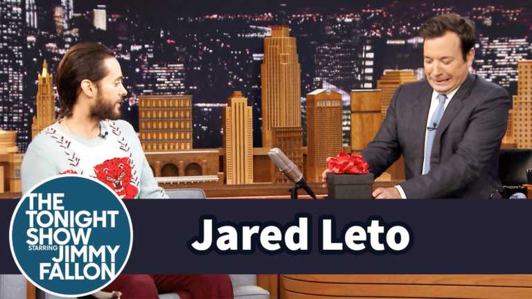 Suicide Squad: Jared Leto fa un regalo alla Joker a Jimmy Fallon – video Suicide Squad: Jared Leto fa un regalo alla Joker a Jimmy Fallon – video
