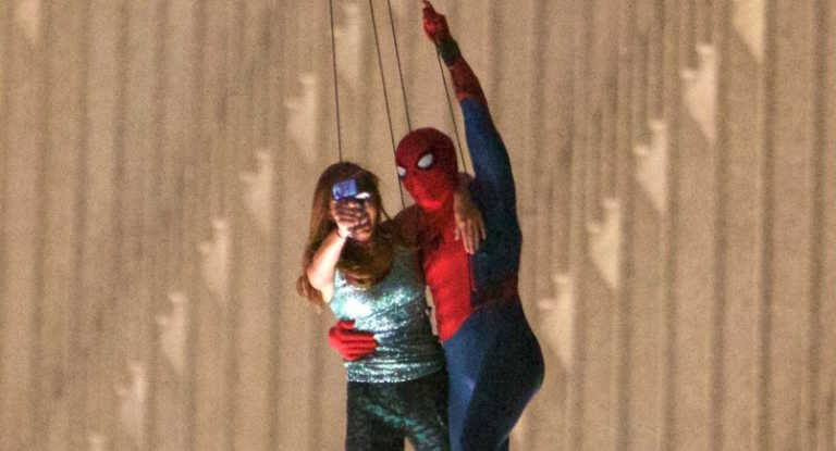 Spider-Man Homecoming, foto dal set: Spidey in volo con una misteriosa rossa Spider-Man Homecoming, foto dal set: Spidey in volo con una misteriosa rossa