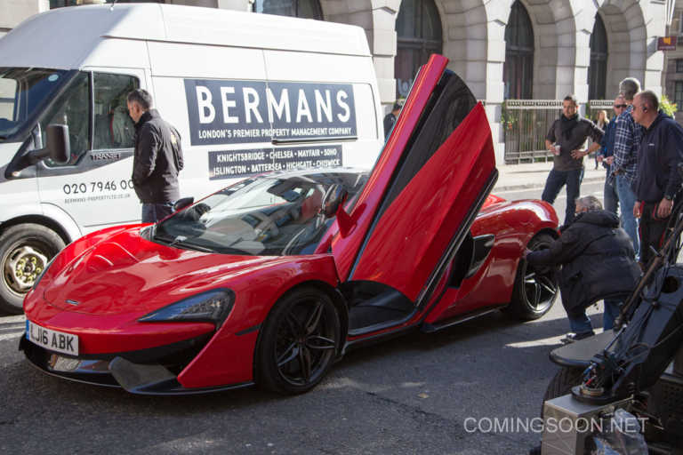 Transformers The Last Knight: bolidi a quattro ruote sul set Transformers The Last Knight: bolidi a quattro ruote sul set