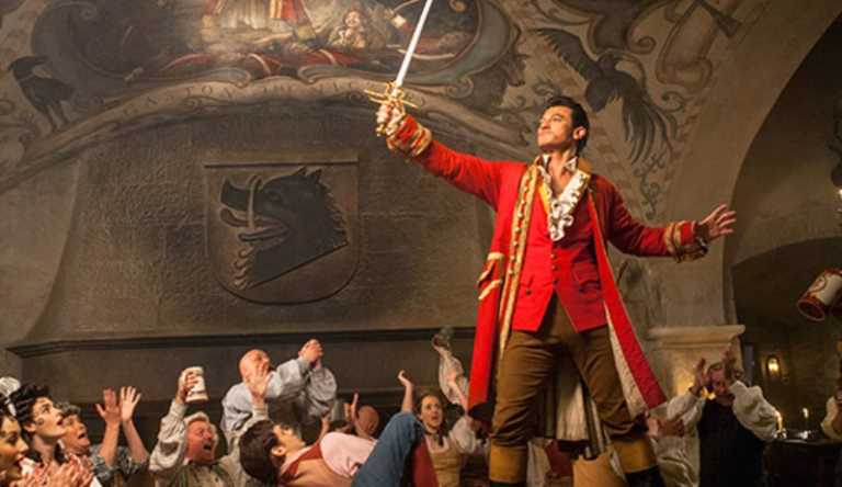 La Bella e la Bestia: un romantico Gaston nella nuova foto La Bella e la Bestia: un romantico Gaston nella nuova foto