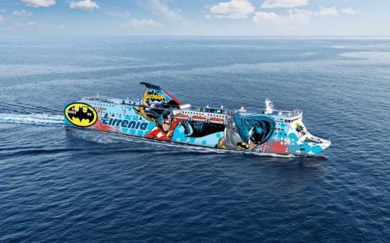 I traghetti Tirrenia con i supereroi della Dc Comics I traghetti Tirrenia con i supereroi della Dc Comics
