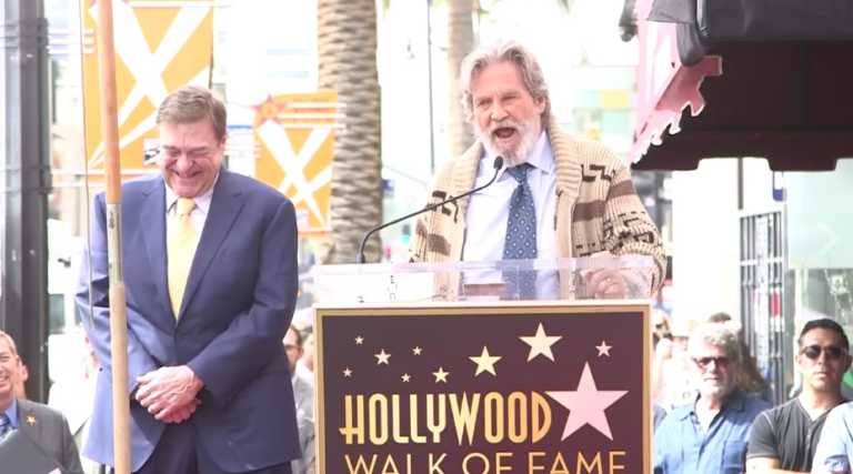 Il Grande Lebowski: Jeff Bridges torna a essere il Drugo in onore di John Goodman Il Grande Lebowski: Jeff Bridges torna a essere il Drugo in onore di John Goodman