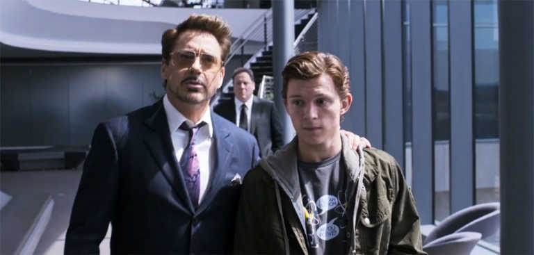 Spider-Man Homecoming: Tom Holland e Robert Downey Jr. posano insieme Spider-Man Homecoming: Tom Holland e Robert Downey Jr. posano insieme