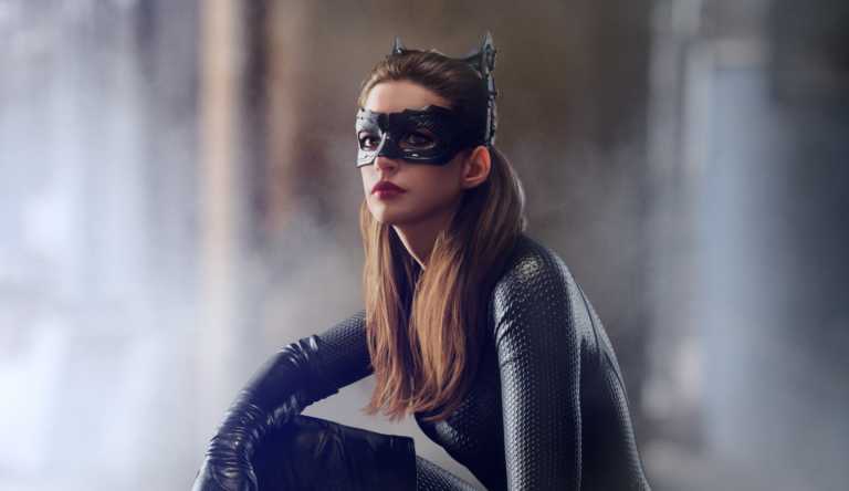 Catwoman supporta Wonder Woman: il messaggio di Anne Hathaway