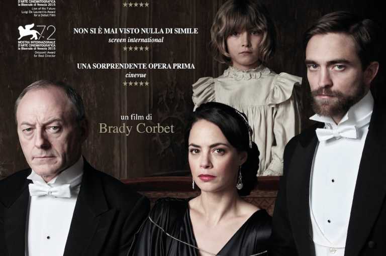 L’infanzia di un capo: clip esclusiva dal film con Robert Pattinson L’infanzia di un capo: clip esclusiva dal film con Robert Pattinson