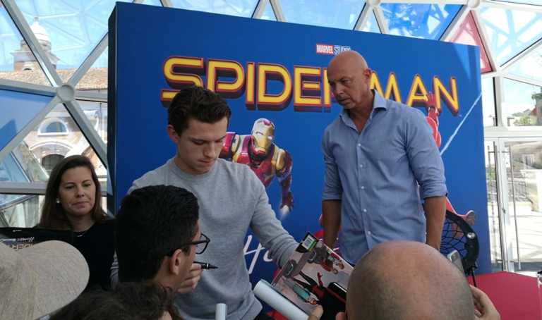 Tom Holland lancia autografi sui fan – video Tom Holland lancia autografi sui fan – video