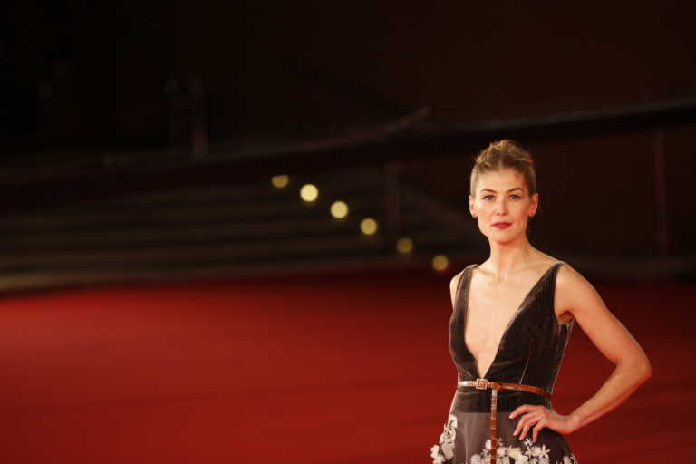 #RomaFF12: Rosamund Pike sul red carpet dell&rsquo;Auditorium