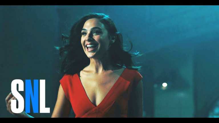 Gal Gadot ospite del SNL: distrugge le pareti come Wonder Woman Gal Gadot ospite del SNL: distrugge le pareti come Wonder Woman