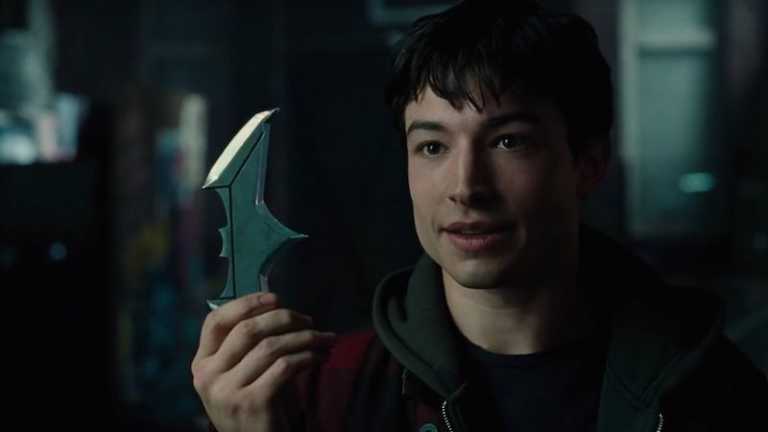 Ezra Miller vuole far combattere le sue action figure di Animali Fantastici e Justice League Ezra Miller vuole far combattere le sue action figure di Animali Fantastici e Justice League