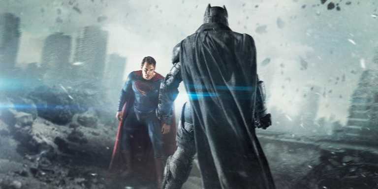 Batman v Superman: Zack Snyder spiega perché Batman usa una lancia contro Superman Batman v Superman: Zack Snyder spiega perché Batman usa una lancia contro Superman