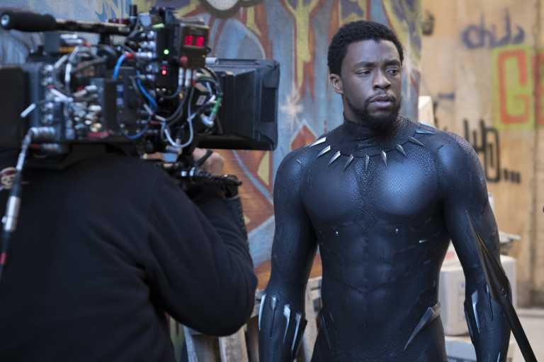 Black Panther: il Re ha il suo mantello nei concept scartati Black Panther: il Re ha il suo mantello nei concept scartati