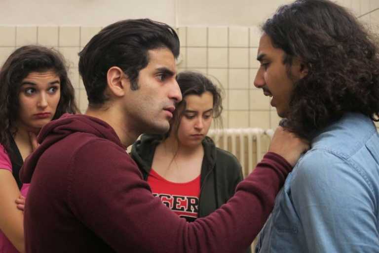 A Genoux Les Gars: recensione del film di Antoine Desrosi&egrave;res