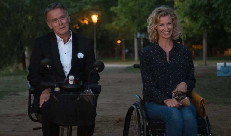 Tutti in piedi: anteprima gratuita con Cinefilos.it, cerca la tua citt&agrave;!