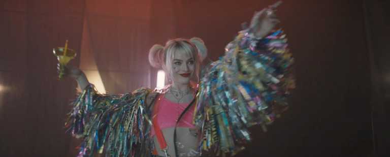 Birds of Prey: i bizzarri costumi di Harley Quinn nelle foto dal set Birds of Prey: i bizzarri costumi di Harley Quinn nelle foto dal set