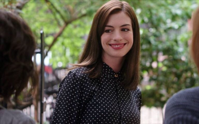 Anne Hathaway nelle prime immagini dello sci-fi Colossal Anne Hathaway nelle prime immagini dello sci-fi Colossal