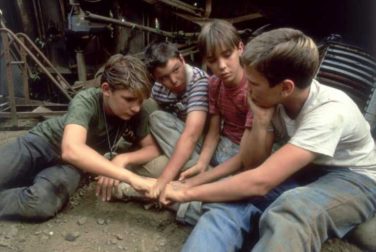 Stand By Me: il viaggio nell&rsquo;infanzia perduta che trasforma il dolore in memoria condivisa