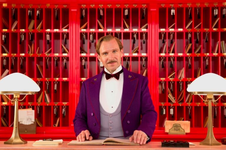 Ralph Fiennes diventa un cardinale, insieme a Stanley Tucci e John Lithgow