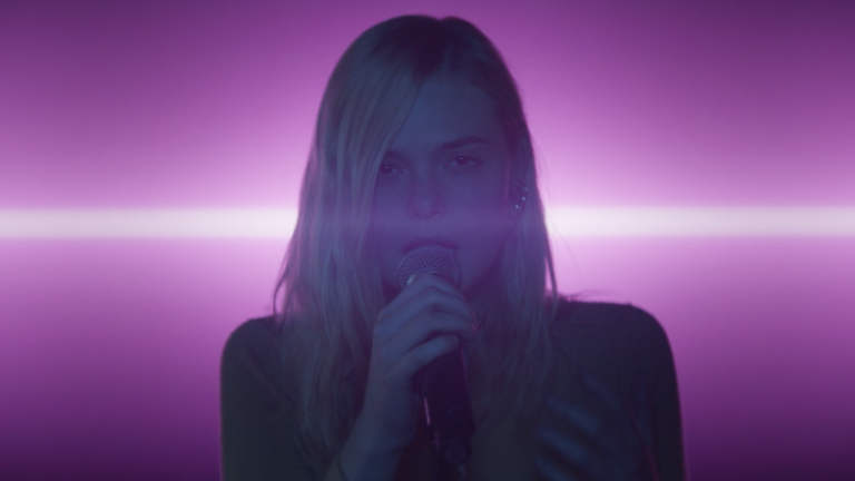 Teen Spirit – A un passo dal sogno, la recensione del film con Elle Fanning Teen Spirit – A un passo dal sogno, la recensione del film con Elle Fanning