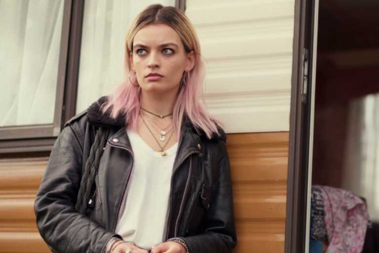 Emma Mackey &egrave; Emily Bront&euml; nella prima foto dal biopic Emily