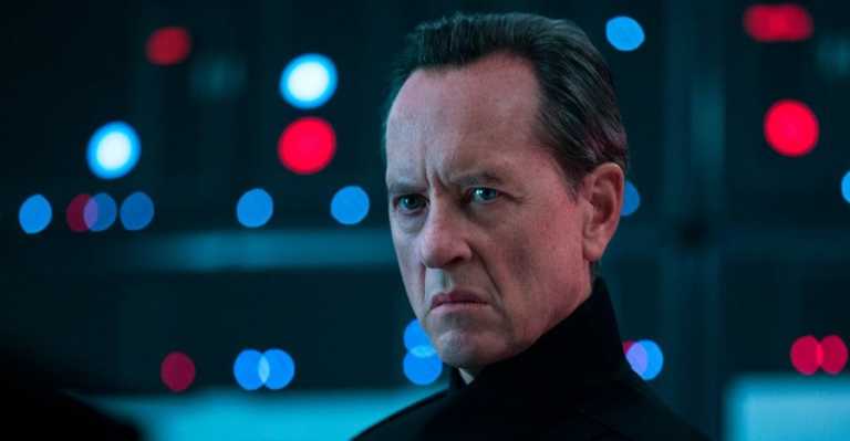 Star Wars: L&rsquo;Ascesa di Skywalker, Richard E. Grant anticipa un grande plot twist