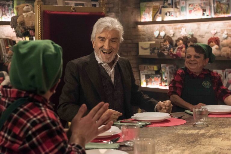 Io sono Babbo Natale: trailer del film con Gigi Proietti e Marco Giallini Io sono Babbo Natale: trailer del film con Gigi Proietti e Marco Giallini