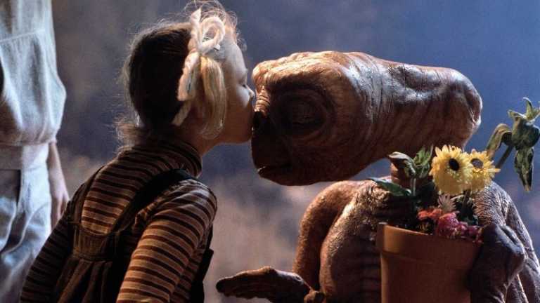 Drew Barrymore celebra i 40 anni di E.T. l&rsquo;extra-terrestre insieme a Steven Spielberg