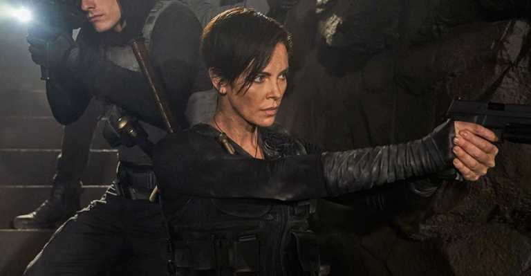 Charlize Theron e Luca Marinelli nelle prime foto di The Old Guard Charlize Theron e Luca Marinelli nelle prime foto di The Old Guard