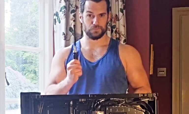 Henry Cavill, dopo la torta di compleanno, assembla da solo il suo pc gaming