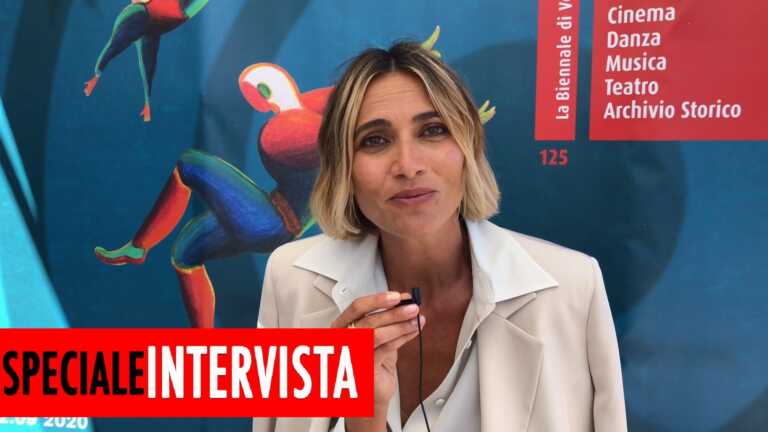 Anna Foglietta: intervista alla madrina di Venezia 77 Anna Foglietta: intervista alla madrina di Venezia 77