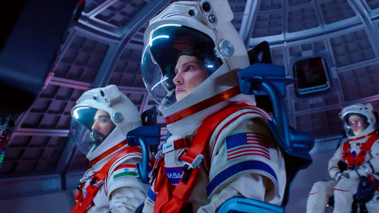 Away: recensione della serie Netflix con Hilary Swank