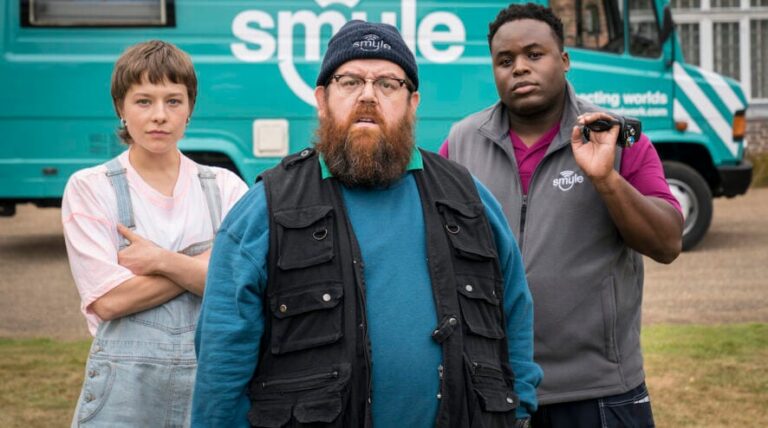 Truth Seekers, la recensione della serie di e con Nick Frost e Simon Pegg