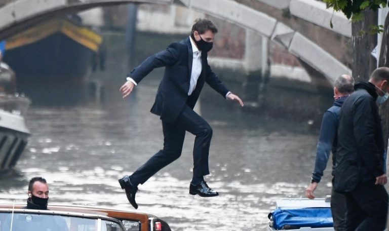 Mission Impossible 7: Tom Cruise vola tra le barche a Venezia Mission Impossible 7: Tom Cruise vola tra le barche a Venezia