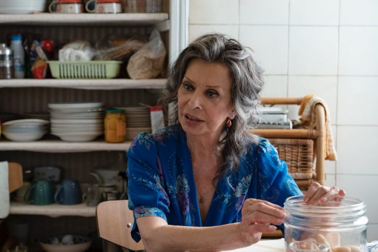 Nastri d’Argento: a Sophia Loren il Nastro di Platino ’75 Nastri d’Argento: a Sophia Loren il Nastro di Platino ’75