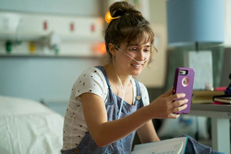 Haley Lu Richardson, chi &egrave;? Curiosit&agrave; sull&rsquo;attrice di A Un Metro Da Te