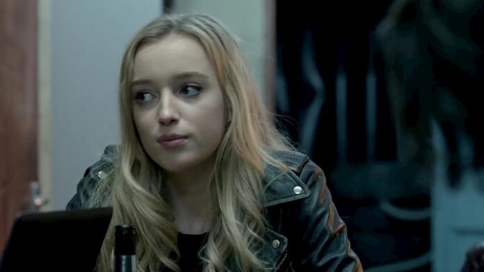 Phoebe Dynevor in Snatch Phoebe Dynevor in Snatch