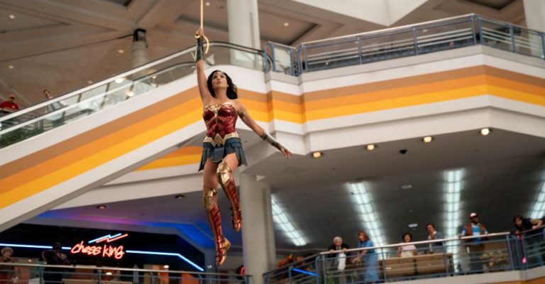 Wonder Woman 1984: ecco perch&eacute; Diana non sfoggia n&eacute; la spada n&eacute; lo scudo