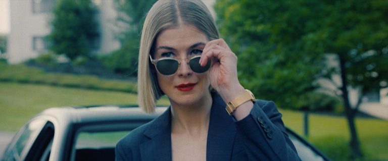 I Care a Lot, recensione del film con Rosamund Pike