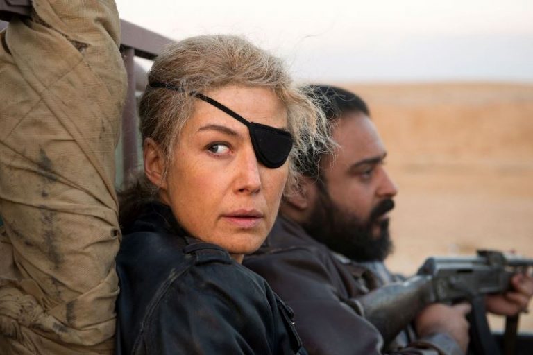A Private War: trama, cast e curiosit&agrave; sul film con Rosamund Pike